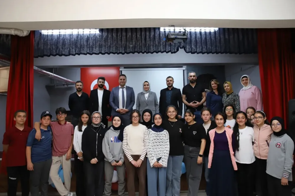 NİĞDE’DE “EKRAN BAĞIMLILIĞI” TİYATROSU VE SANAT ETKİNLİKLERİ BÜYÜK BEĞENİ TOPLADI