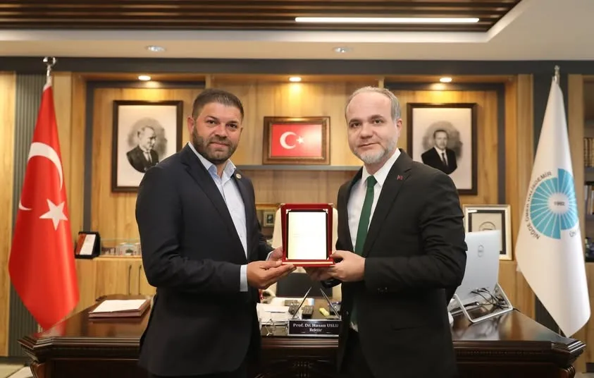 GÜMÜŞLER BELEDİYE BAŞKANI BAYRAM UZAN’A ÜNİVERSİTEDEN TEŞEKKÜR PLAKETİ