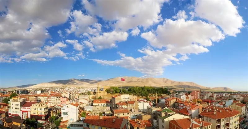 NİĞDE’DE GÜNEŞLİ HAVA HAKİM SICAKLIKLAR BAYRAMDA YÜKSELİYOR