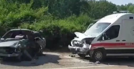 AMBULANSLA ÇARPIŞAN OTOMOBİLDEKİ 1 KİŞİ ÖLDÜ, 1 KİŞİ YARALANDI