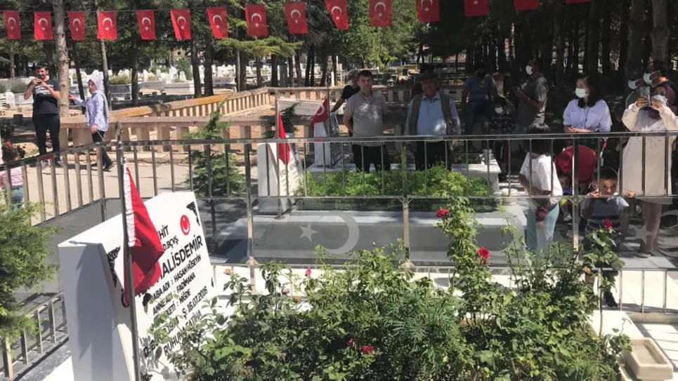 15 TEMMUZ’UN 9. YILINDA ŞEHİT ÖMER HALİSDEMİR’İN KABRİ ZİYARETÇİ AKININA UĞRADI