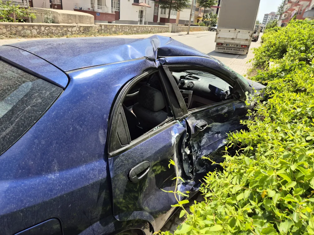 NİĞDE SELÇUK MAHALLESİ’NDE OKUL SERVİSİ KAZAYA KARIŞTI 3 YARALI
