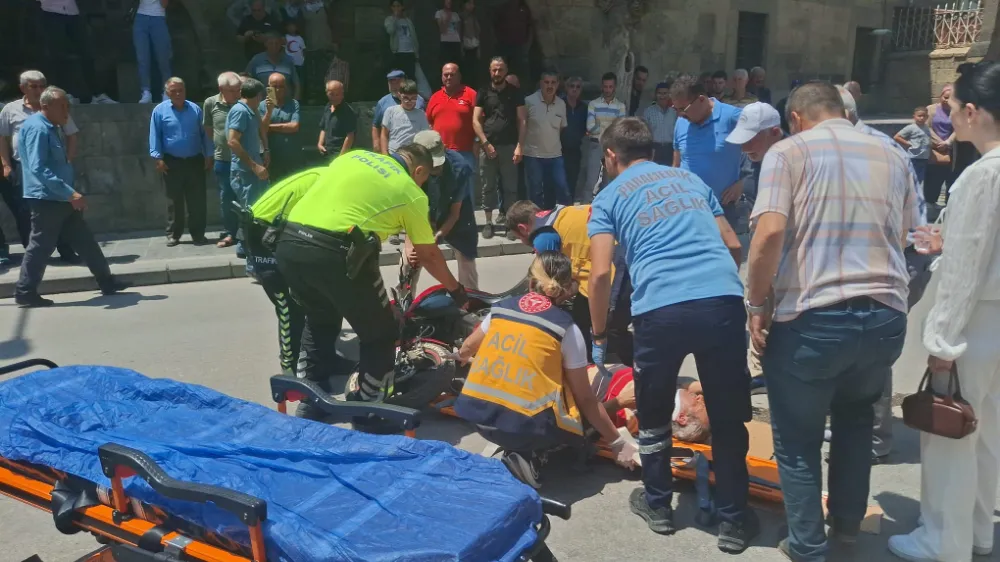 NİĞDE’DE MOTOSİKLET YAYAYA ÇARPTI 1 YARALI