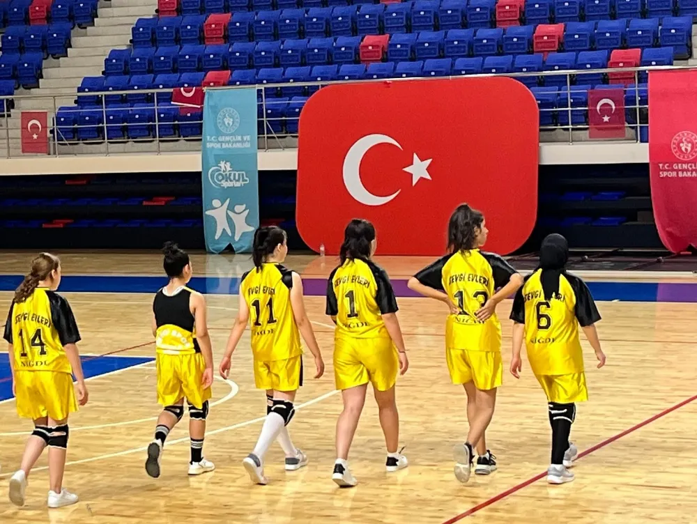 NİĞDE ÇOCUK EVLERİNDEN VOLEYBOLDA DOSTLUK VE ZAFER         