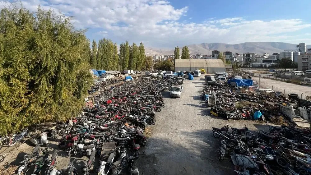 YEDİEMİN OTOPARKLARINDA BEKLEYEN ARAÇLAR SATIŞA ÇIKIYOR