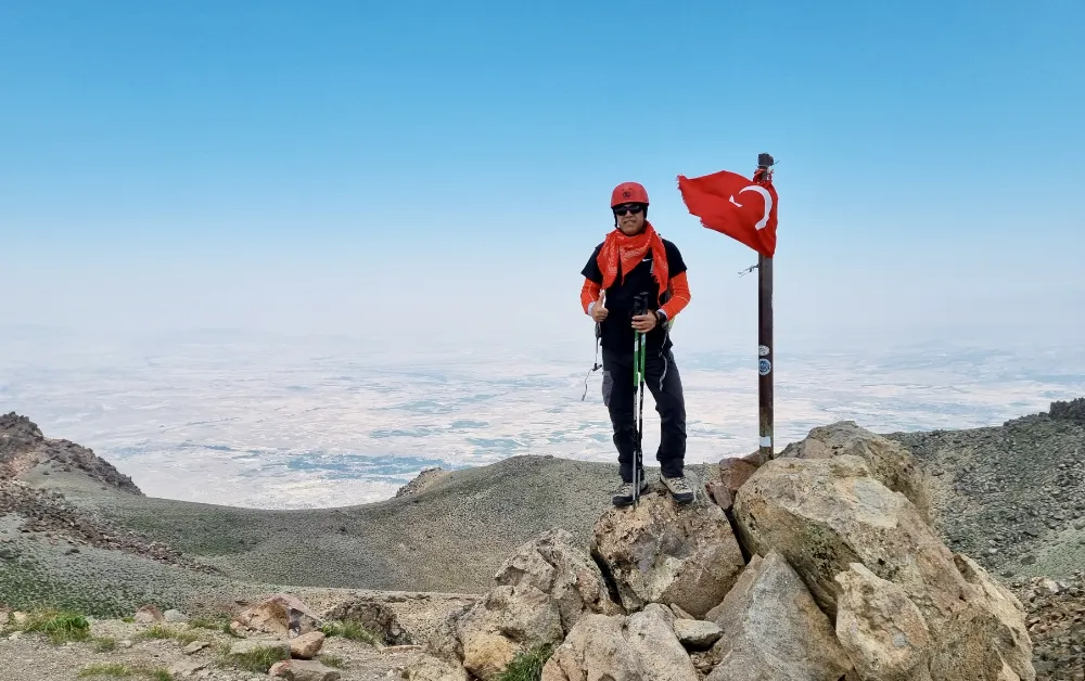 NİĞDE HASAN DAĞI ZİRVESİNDE KIRŞEHİRLİ DAĞCILARI AĞIRLADI