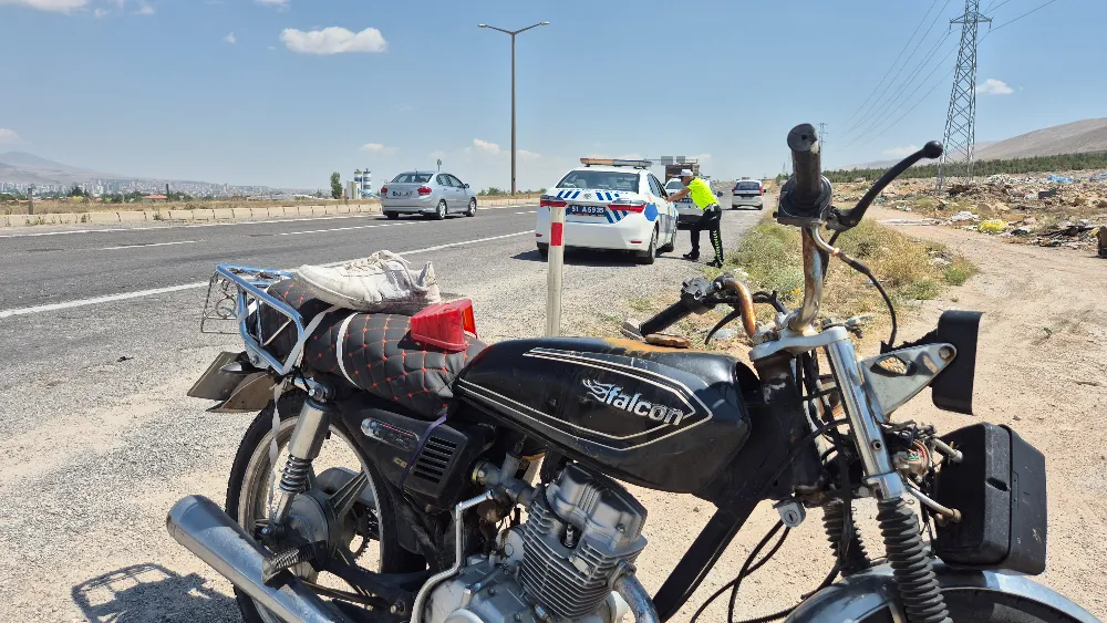 NİĞDE’DE MOTOSİKLET KAZASI: SÜRÜCÜ HASTANEYE KALDIRILDI