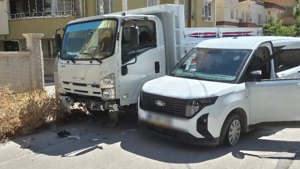 NİĞDE’DE KAMYONET İLE HAFİF TİCARİ ARAÇ ÇARPIŞTI: 1 YARALI