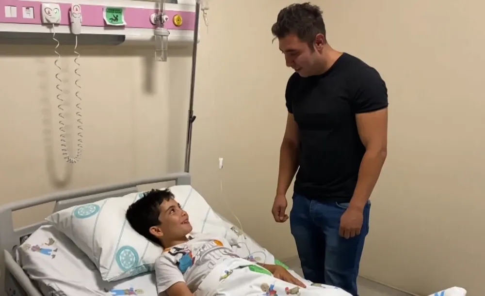 HAVUZDA BOĞULMA TEHLİKESİ GEÇİREN ÇOCUĞU BEKÇİ KURTARDI