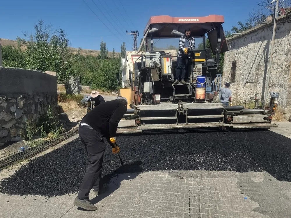 GÜLLÜCE KÖYÜ’NDE 3 KİLOMETRELİK SICAK ASFALT ÇALIŞMASI BAŞLADI