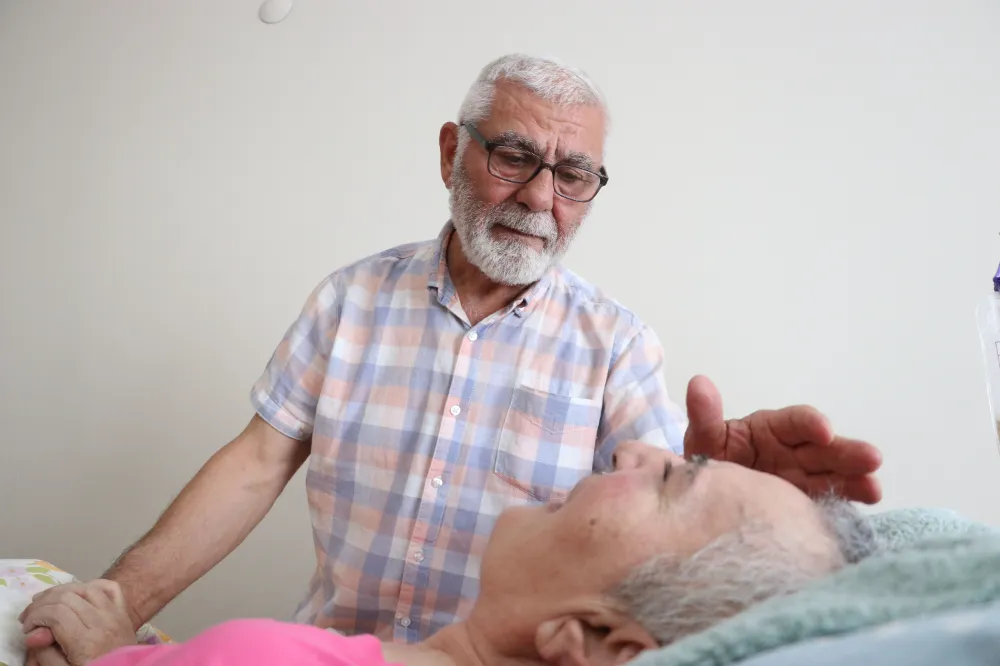 YATALAK VE KONUŞAMAYAN EŞİNE 10 YILDIR GÖZÜ GİBİ BAKIYOR
