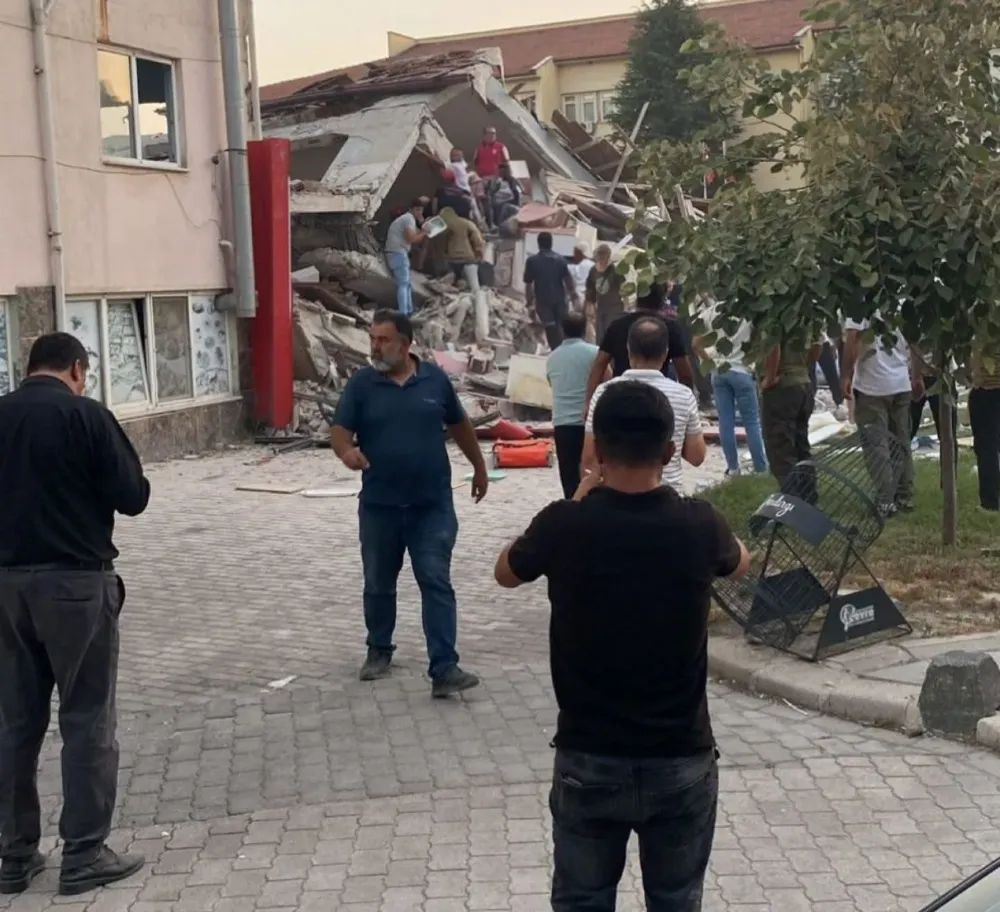 DEPREM SONRASI BİR BİNA ÇÖKTÜ
