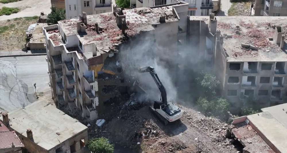 NİĞDE’DE KALE ÇEVRESİNDE YIKIM ÇALIŞMALARI SÜRÜYOR