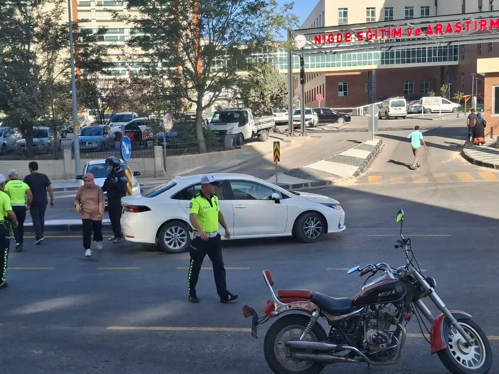 NİĞDE’DE HASTANE ÖNÜNDE MOTOSİKLET İLE OTOMOBİL ÇARPIŞTI