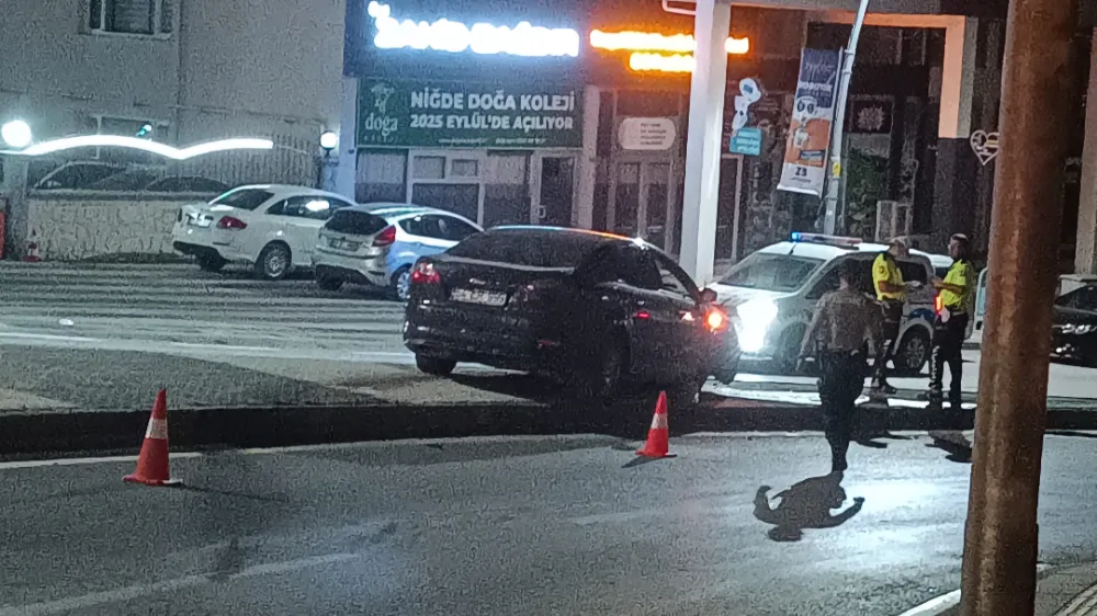 NİĞDE’DE KAVŞAKTA KAZA: 1 YARALI