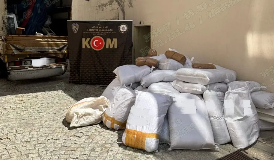 NİĞDE’DE KAÇAK TÜTÜN OPERASYONU: BİN 600 KİLO TÜTÜN ELE GEÇİRİLDİ
