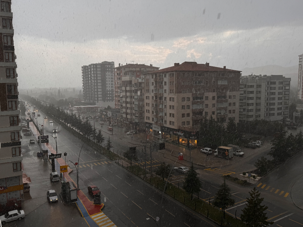 NİĞDE MERKEZDE SAĞANAK YAĞIŞ VE SİS ETKİLİ OLUYOR