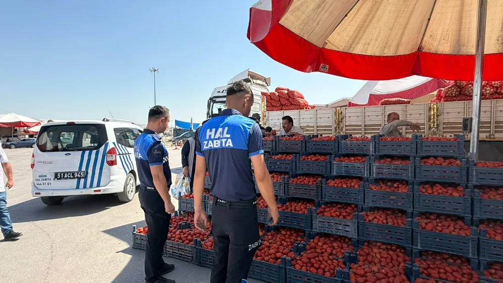 NİĞDE BELEDİYESİ SALÇA VE TURŞU SEZONUNDA HAL’İ DENETLİYOR