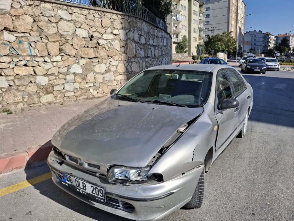 NİĞDE’DE MOTOSİKLET İLE OTOMOBİL ÇARPIŞTI: 1 YARALI