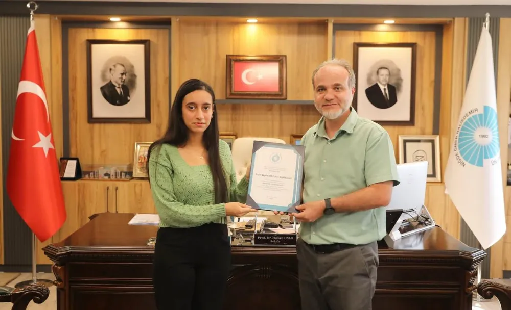 REKTÖR PROF. DR. HASAN USLU, CEYDA KARABULUT’A DİPLOMASINI VERDİ