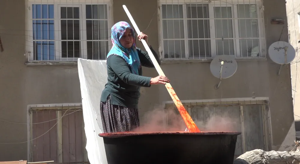NİĞDE’DE KIŞ HAZIRLIKLARI: SALÇA KAZANLARI KAYNIYOR (VİDEO HABER)