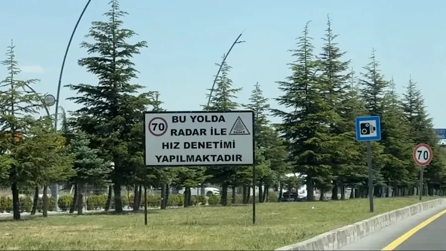 HIZ UYARI LEVHALARI VE YAYA GEÇİTLERİ YENİDEN DÜZENLENİYOR
