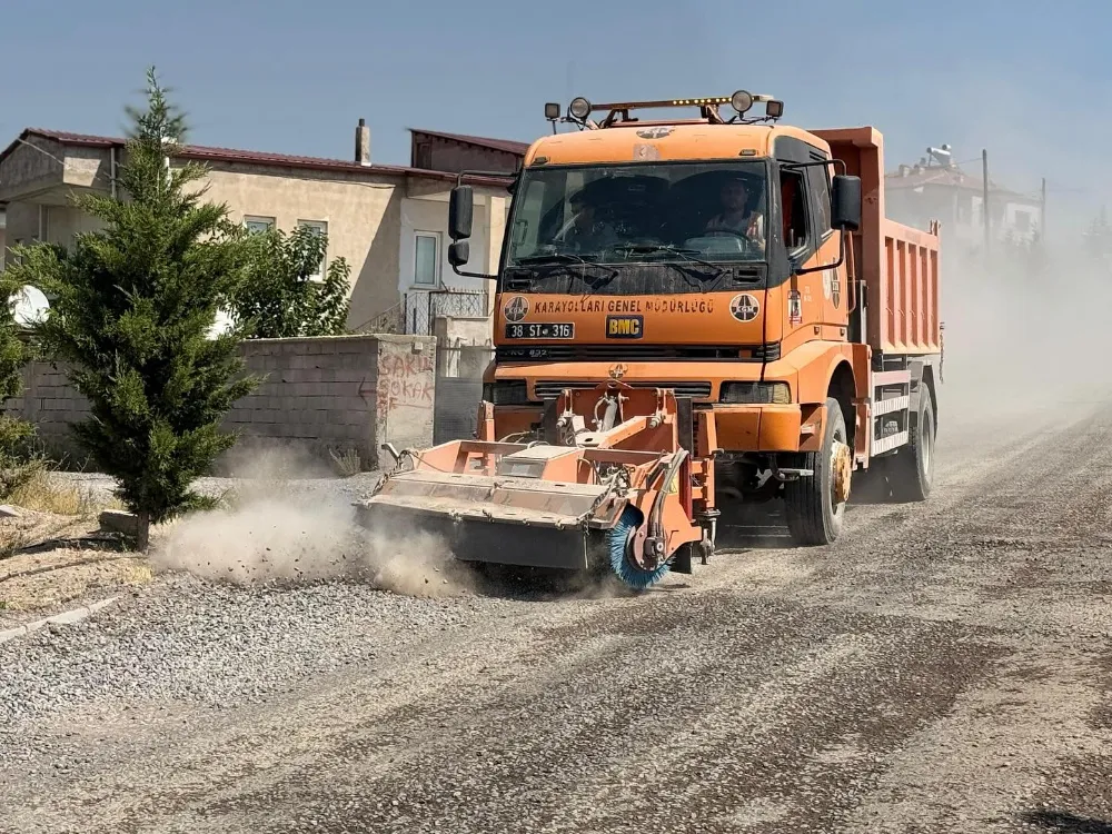 ALTUNHİSAR’DA ASFALT SONRASI YOLLAR TEMİZLENDİ