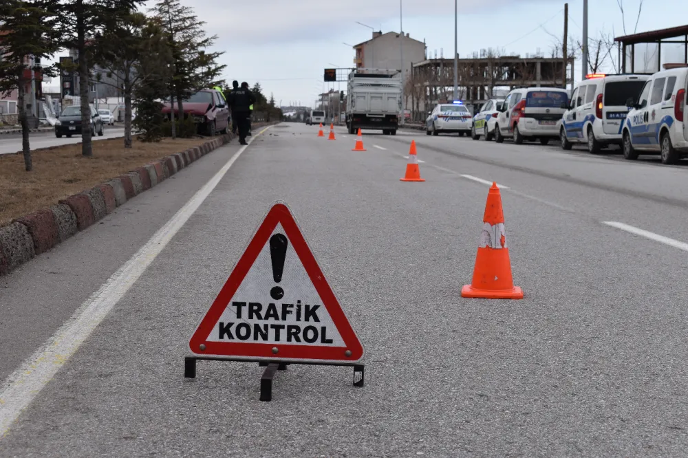 NİĞDE’DE TRAFİK DENETİMLERİNDE BİN 864 SÜRÜCÜYE CEZA