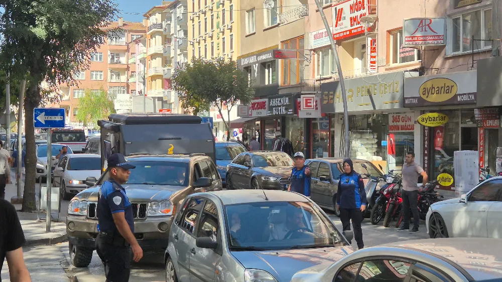 PAŞAKAPI CADDESİ’NDE HATALI PARKLAR TRAFİĞİ KİLİTLEDİ