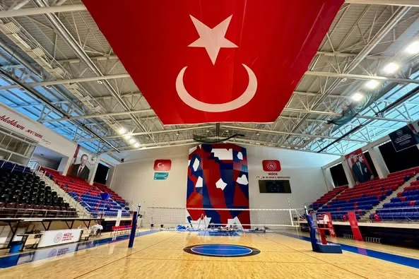 NİĞDE MERKEZ SPOR SALONU’NA 16 METRELİK TIRMANMA DUVARI