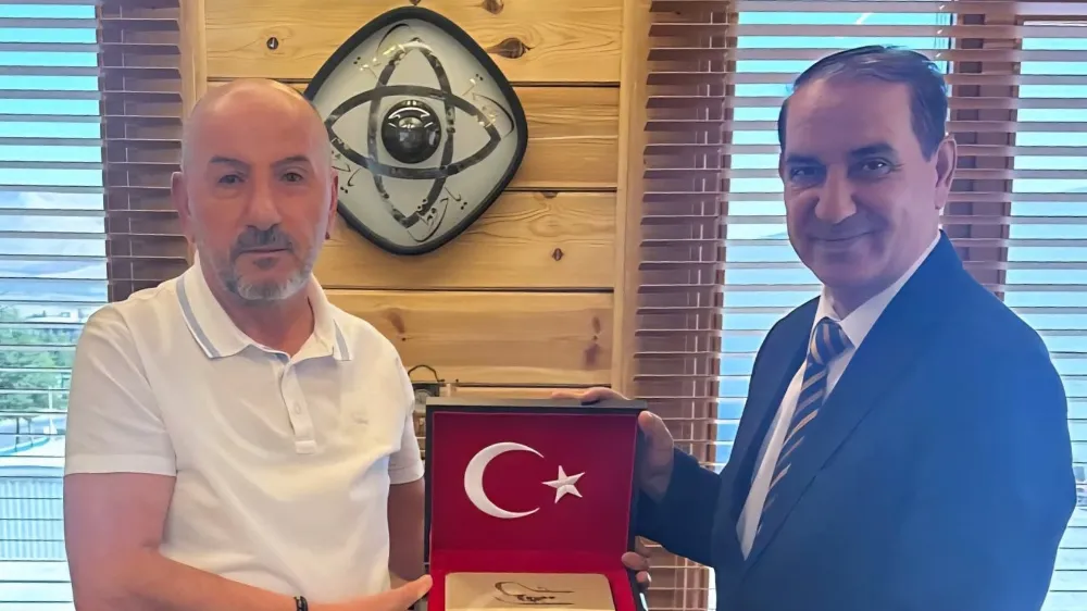 ESAT KENDİRLİ’YE TEŞEKKÜR PLAKETİ
