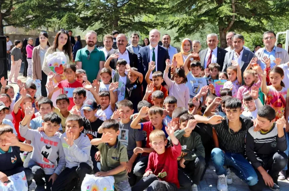 NİĞDE’DE ÖĞRENCİLERE KIRTASİYE VE GİYİM DESTEĞİ
