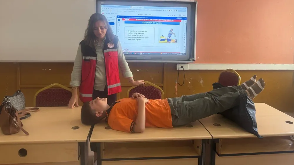 NİĞDE’DE ÖĞRETMEN VE ÖĞRENCİLERE İLKYARDIM EĞİTİMİ