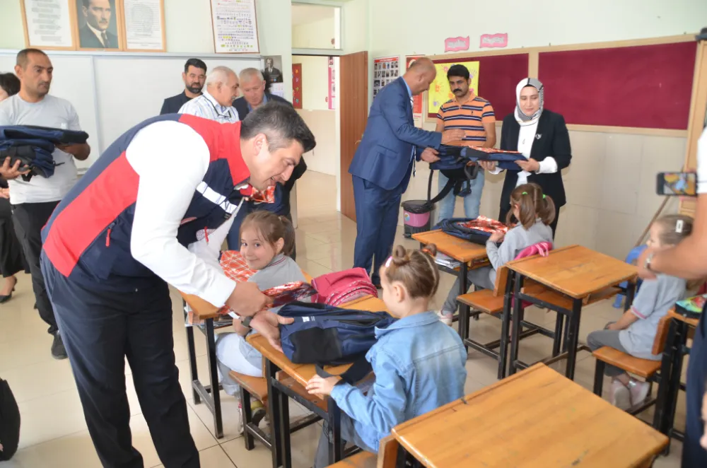 NİĞDE’DE ÖĞRENCİLERE TARIM VE KALKINMA EĞİTİM SETİ DAĞITILDI