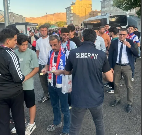 SİBER SUÇLARLA MÜCADELE EKİPLERİNDEN STADYUMDA BİLGİLENDİRME YAPILDI
