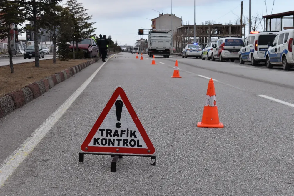 NİĞDE’DE TRAFİK DENETİMLERİNDE BİN 574 ARAÇ SÜRÜCÜSÜNE CEZA