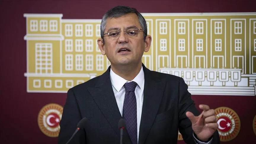 ÖZGÜR ÖZEL YENİDEN CHP GENEL BAŞKANI SEÇİLDİ