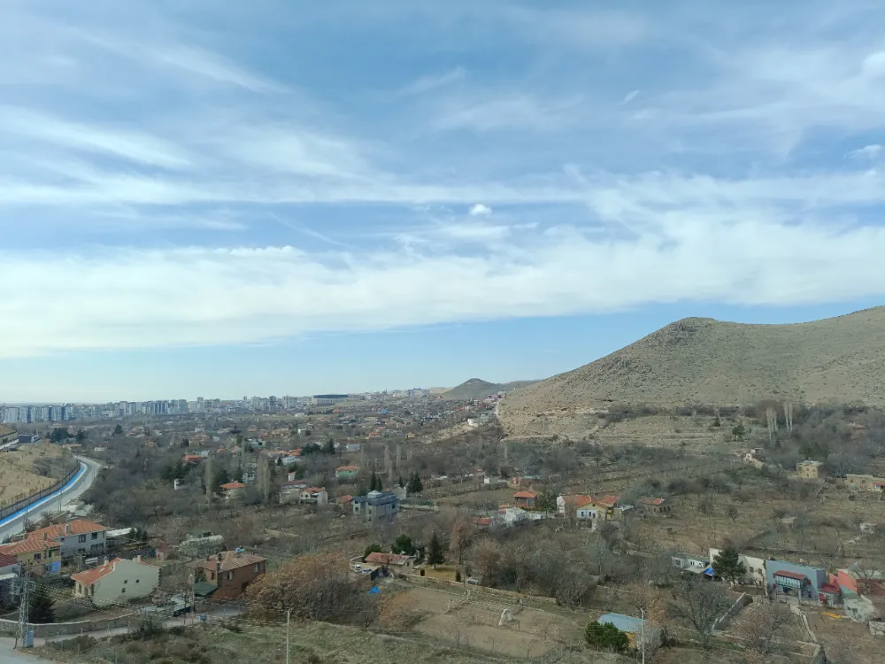 NİĞDE’DE MEVSİM GEÇİŞİ ETKİSİ: SABAH SERİN, ÖĞLE SICAK