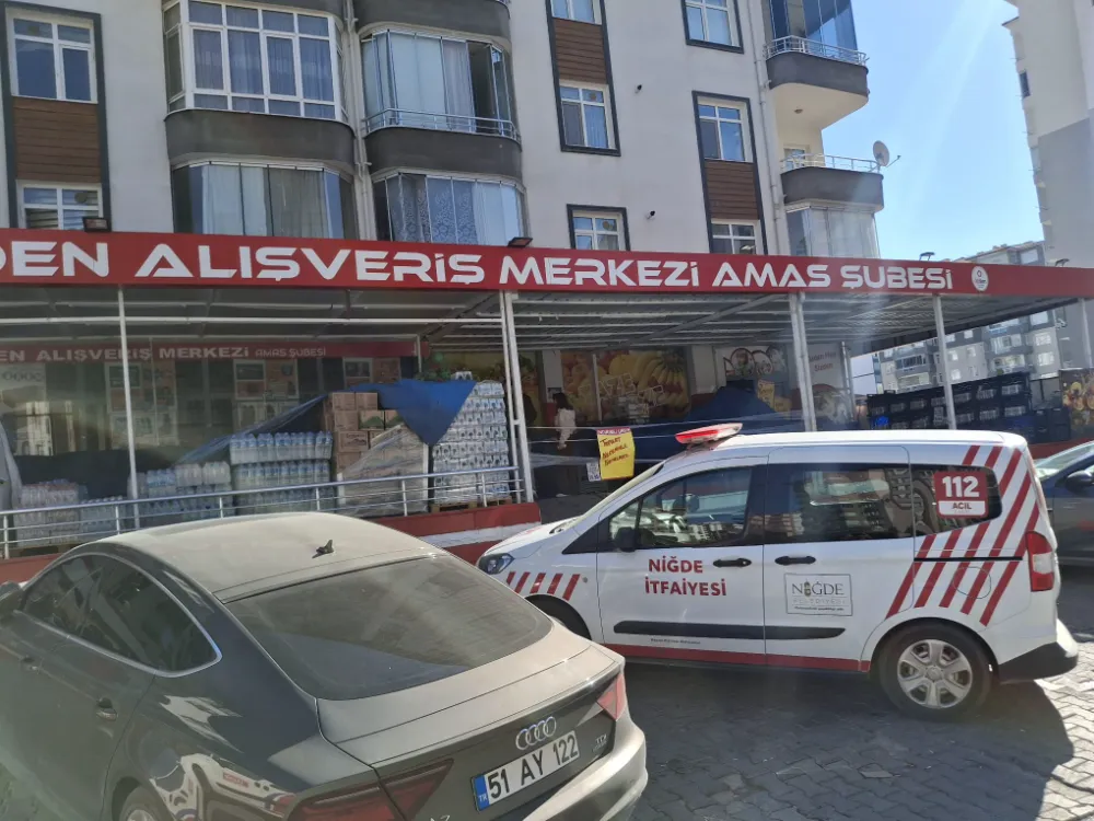 NİĞDE’DE MARKET YANGINI PANİĞE NEDEN OLDU