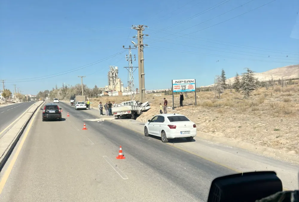 NİĞDE  SAZLICA YOLUNDA TRAFİK KAZASI: YARALILAR VAR