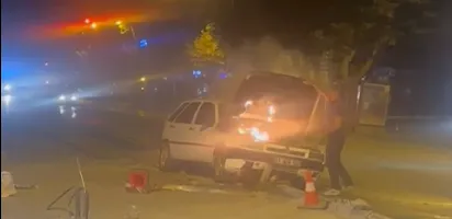 NİĞDE’DE TRAFİK KAZASI: ARAÇ BARİYERLERE ÇARPTI, MOTORU YANDI (VİDEO HABER)