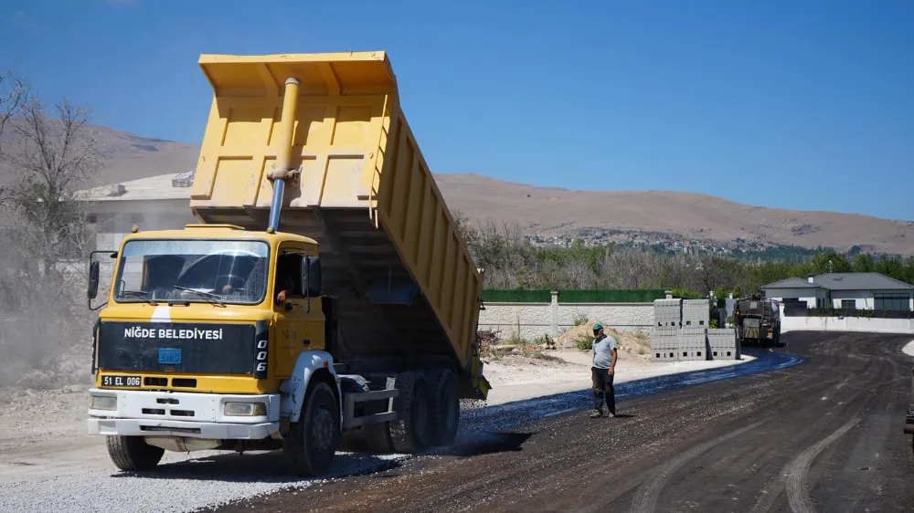NİĞDE’DE ASFALT VE ALTYAPI ÇALIŞMALARI DEVAM EDİYOR