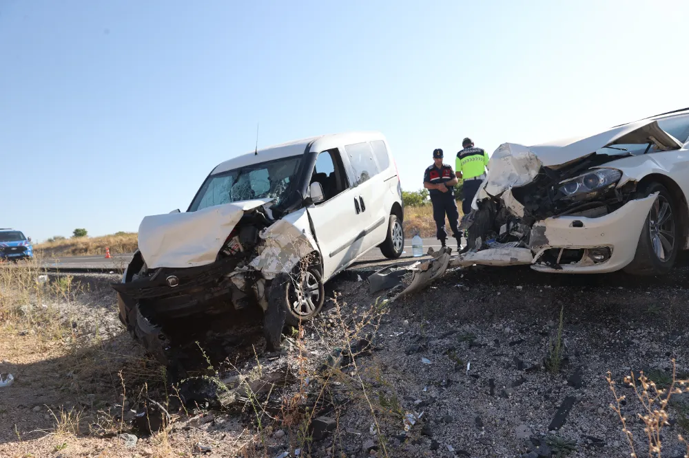 NEVŞEHİR’DE OTOMOBİL İLE HAFİF TİCARİ ARAÇ ÇARPIŞTI: 14 YARALI