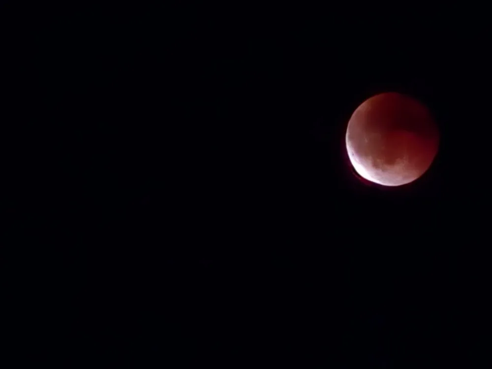 NİĞDE’DE KANLI AY TUTULMASI GÖKYÜZÜNÜ BÜYÜLEDİ