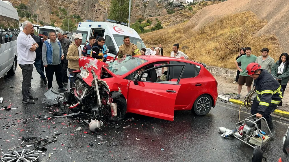 NEVŞEHİR’DE OTOMOBİL İLE TUR MİNİBÜSÜ ÇARPIŞTI: 6 YARALI