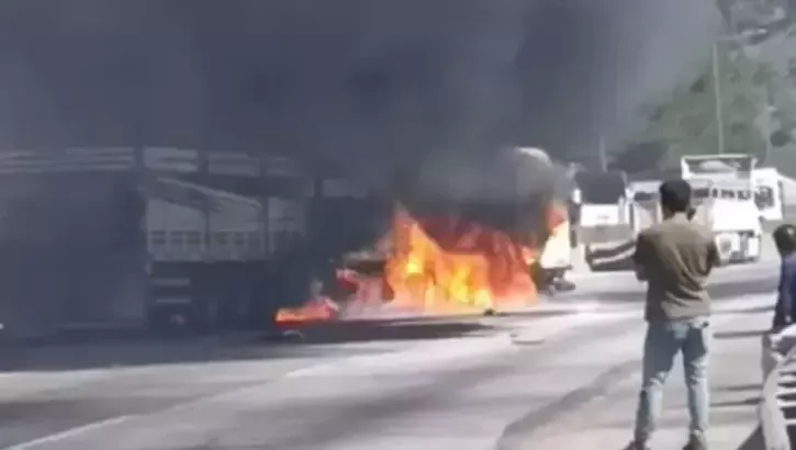NİĞDE ADANA OTOYOLUNDA HAYVAN YÜKLÜ TIR ALEV ALDI (VİDEO HABER)