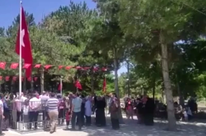 KAHRAMANIN KABRİNE ZİYARETÇİ AKINI